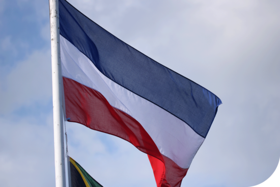 flagge-schleswig-holstein-im-wind